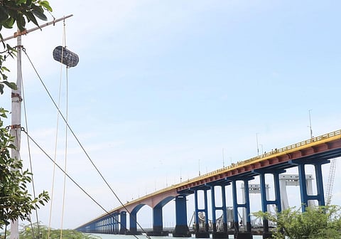 பாம்பனில் ஏற்றப்பட்டுள்ள ஒன்றாம் எண் புயல் கூண்டு.