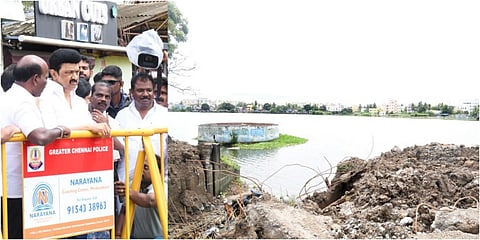 பள்ளிக்கரணை நாராயணபுரம் ஏரிப் பகுதியில் மழைவெள்ள நிவாரணப் பணிகளை தமிழக முதல்வர் மு.க.ஸ்டாலின் ஆய்வு செய்தார்.