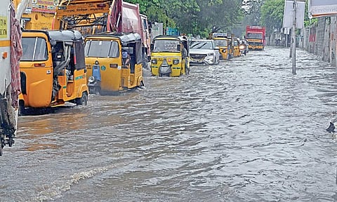சென்னையில் ரெட் அலர்ட் வாபஸ்: பள்ளி, கல்லூரிகள் இயங்கும் என ஆட்சியர் அறிவிப்பு
