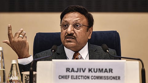 தொழில்நுட்ப கோளாறு காரணமாக தேர்தல் ஆணையர் பயணித்த ஹெலிகாப்டர் தரையிறக்கம்