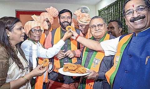 ஹரியானாவில் நடைபெற்ற சட்டப்பேரவைத் தேர்தலில் பாஜக அமோக வெற்றி பெற்று 3-வது முறையாக ஆட்சி அமைக்கவுள்ளது. இந்நிலையில் ஹரியானாவின் பஞ்ச்குலாவில் நேற்று நடைபெற்ற பாஜக எம்எல்ஏக்கள் கூட்டத்தில் சட்டப்பேரவை குழு தலைவராக நயாப் சிங் சைனி தேர்வு செய்யப்பட்டார். படம்: பிடிஐ