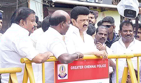 சென்னை நாராயணபுரம் ஏரியில் நடைபெற்று வரும் தூர்வாரும் பணிகளை நேற்று பார்வையிட்ட முதல்வர் மு.க.ஸ்டாலின். உடன், அமைச்சர்கள் கே.என்.நேரு, மா.சுப்பிரமணியன், எம்.பி., எம்எல்ஏக்கள் மற்றும் அதிகாரிகள்.