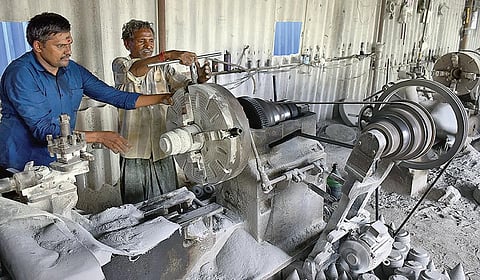 கோவையில் கல் குத்து விளக்குகள் தயாரிப்புப் பணியில் ஈடுபட்டுள்ள பணியாளர்கள். | படம்: ஜெ.மனோகரன் |