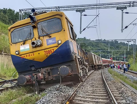 தடம் புரண்டு விபத்துக்குள்ளான லோகமான்ய திலக் எக்ஸ்பிரஸ்