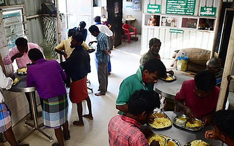 நிவாரண முகாம்கள், அம்மா உணவகங்களில் 15.88 லட்சம் பேருக்கு உணவு வழங்கல்