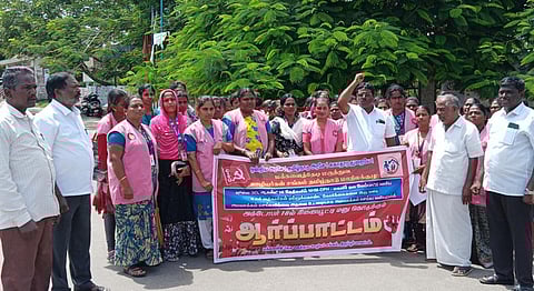 8 மணி நேர வேலைக்கு எதிர்ப்பு: திருப்பூரில் மக்களைத் தேடி மருத்துவ ஊழியர்கள் ஆர்ப்பாட்டம்