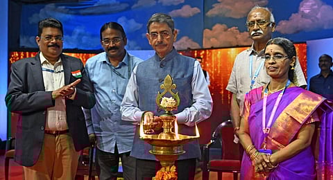 சென்னையில் உள்ள தூர்தர்ஷன் தொலைக்காட்சி அலுவலகத்தில் இந்தி மாதம் கொண்டாட்டங்களின் நிறைவு விழா மற்றும் சென்னை தொலைகாட்சி பொன்விழா நிகழ்ச்சியில் ஆளுநர் ஆர்.என்.ரவி சிறப்பு விருந்தினராக கலந்துகொண்டார். | படம்: ம.பிரபு