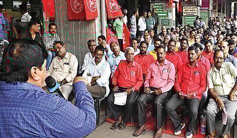 பணி நேரத்தை குறைக்க வேண்டும் என்பது உள்ளிட்ட பல்வேறு கோரிக்கைகளை வலியுறுத்தி, ரயில் ஓட்டுநர்கள் சென்ட்ரல் ரயில் நிலையம் அருகே நேற்று ஆர்ப்பாட்டத்தில் ஈடுபட்டனர். | படம்: எஸ்.சத்தியசீலன் |