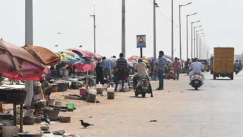 நவீன மீன் அங்காடியில் மட்டுமே விற்க வேண்டும்: மெரினா வளைவு சாலையில் இன்றுமுதல் மீன் விற்பனை செய்ய தடை