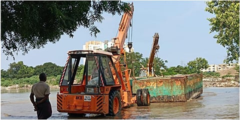 சென்னை மாநகராட்சி சார்பில் ஓட்டேரி நல்லா கால்வாயில் தூர் வாரும் பணிக்காக மிதவை கொண்டு செல்லப்பட்டுள்ளது.