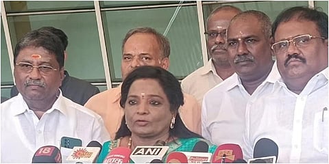 கோவை விமான் நிலையத்தில் பாஜக முன்னாள் மாநில தலைவர் தமிழிசை சவுந்தரராஜன் செய்தியாளர்களைச் சந்தித்தார். | படம் : ஜெ.மனோகரன்