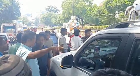 புதுச்சேரியில் தாறுமாறாக ஓடிய கார் மோதி 5 பேர் காயம் - 8 பேரிடம் விசாரணை