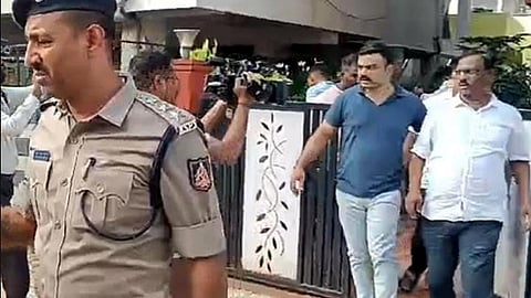 தேர்தலில் சீட் வாங்கி தருவதாக ரூ.2 கோடி மோசடி: அமைச்சர் பிரஹலாத் சகோதரர் கைது