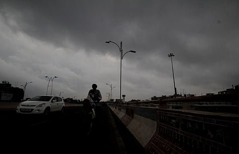 வளிமண்டல மேலடுக்கு சுழற்சி காரணமாக 13 மாவட்டங்களில் இன்று கனமழைக்கு வாய்ப்பு