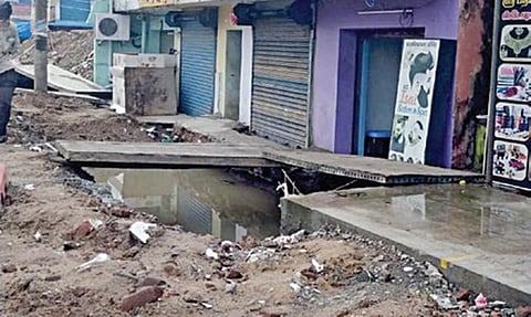 வேப்பம்பட்டில் சிடிஎச் சாலையில் மழைநீர் வடிகால் பணிக்காக தோண்டப்பட்டுள்ள பள்ளம்.