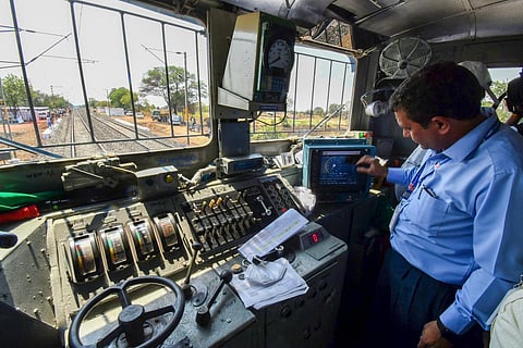 65 வயதுக்கு உட்பட்ட ஓய்வுபெற்ற ஊழியர்களை மறுநியமனம் செய்யும் ரயில்வே