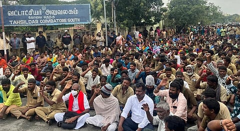 ஒரு மாத ஊதியத்தை போனஸ் தொகையாக வழங்க வலியுறுத்தி கோவை தெற்கு தாலுகா அலுவலகம் அருகே இன்று ஆர்ப்பாட்டத்தில் ஈடுபட்ட மாநகராட்சி ஒப்பந்த தூய்மைப் பணியாளர்கள். படம் :ஜெ.மனோகரன்