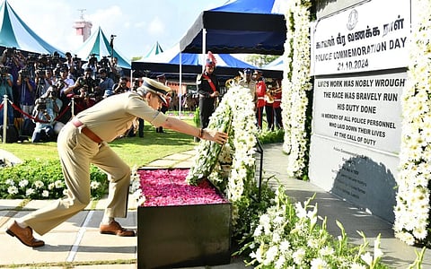 காவலர் வீரவணக்க நாள்: சென்னையில் காவலர் நினைவுச் சின்னத்தில் மலர் வளையம் வைத்து டிஜிபி மரியாதை