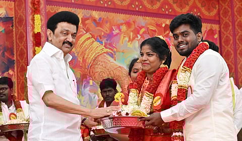 சென்னையில் திருக்கோயில்கள் சார்பில் 31 இணைகளுக்கு தமிழக முதல்வர் மு.க.ஸ்டாலின் திருமணத்தை நடத்திவைத்து திருமாங்கல்யம், சீர்வரிசைப் பொருட்களை வழங்கி வாழ்த்தினார்.