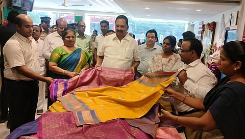 புதியதாக வடிவமைக்கப்பட்ட கைத்தறி ரகங்களை பார்வையிட்ட கைத்தறி மற்றும் துணிநூல் துறை அமைச்சர் ஆர்.காந்தி. உடன் அதிகாரிகள்.