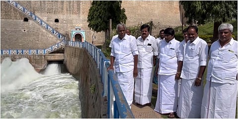 கிருஷ்ணகிரி அணையில் இருந்து நீர் வெளியேறும் பகுதியில் அதிமுக எம்எல்ஏக்கள் கே.பி.முனுசாமி, அசோக்குமார் மற்றும் தமிழ்செல்வம் ஆகியோர் பார்வையிட்டனர்.