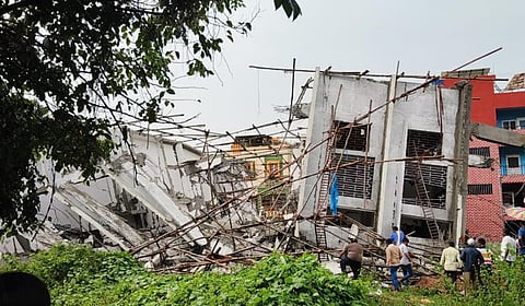 பெங்களூருவில் கனமழையால் சரிந்து விழுந்த அடுக்குமாடி கட்டிடம்: 3 பேர் சடலமாக மீட்பு