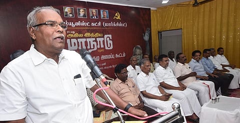 மதுரையில் இன்று மார்க்சிஸ்ட் கட்சி சார்பில் 24-வது அகில இந்திய மாநாடு வரவேற்புக்குழு அமைப்பு கூட்டத்தில் அக்கட்சியின் மாநிலச் செயலாளர் கே.பாலகிருஷ்ணன் பேசினார். படம்: எஸ்.கிருஷ்ணமூர்த்தி.