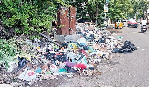 மேத்தா நகரில் குவிந்து கிடக்கும் குப்பைகள்.