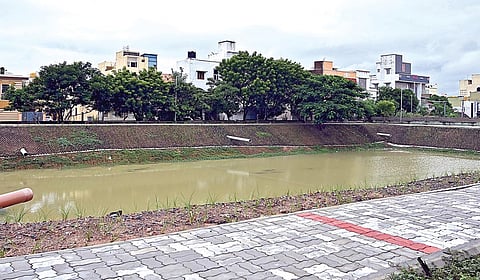 மாதவரம் மண்டலம், புத்தகரம் பகுதியில் மாநகராட்சி சார்பில் அமைக்கப்பட்டுள்ள குளத்தில் குறைந்த அளவே நீர் உள்ளது. | படம்: எஸ்.சத்தியசீலன் |