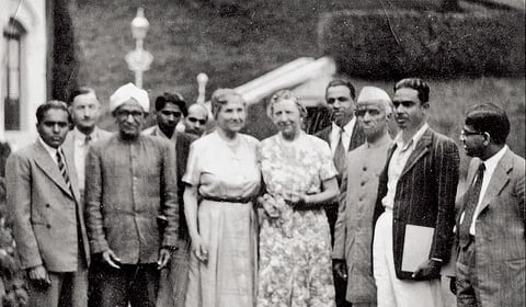 ஹெலன் கெல்லர், பாலி தாமஸுடன் உதகைக்கு 1955-ம் ஆண்டு வந்த நோபல் பரிசு வென்ற சி.வி.ராமன்.