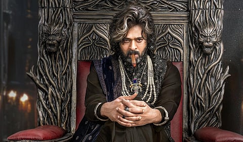 வித்தியாசமான தோற்றத்தில் கவனம் ஈர்க்கும் பிரபாஸ்: ‘தி ராஜாசாப்’ போஸ்டர் வெளியீடு