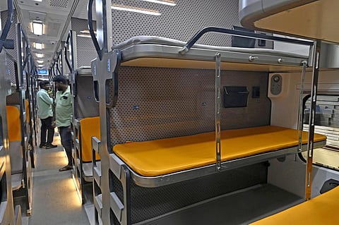 தூங்கும் வசதி கொண்ட வந்தே பாரத் ரயிலின் உட்புற தோற்றம் | படங்கள்: எம்.பிரபு