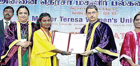 கொடைக்கானல் அன்னை தெரசா பல்கலைக்கழகத்தில் நேற்று நடைபெற்ற பட்டமளிப்பு விழாவில் மாணவிக்கு பட்டம் வழங்கினார் தமிழக ஆளுநர் ஆர்.என்.ரவி. உடன், ஜவஹர்லால் நேரு பல்கலைக்கழக துணைவேந்தர் சாந்திஸ்ரீ துளிப்புடி பண்டிட் உள்ளிட்டோர். படம்: நா.தங்கரத்தினம்