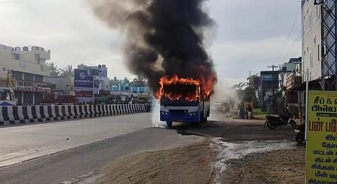 ஒத்தகால் மண்டபம் அருகே தீப்பிடித்து எரிந்த அரசுப் பேருந்து.