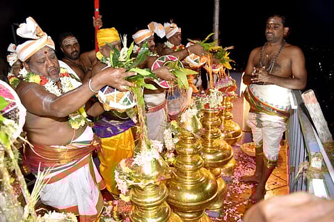 ராஜகோபுரம் சீரமைக்கப்பட்டு பழநி முருகன் கோயிலில் மீண்டும் நடந்த கும்பாபிஷேகம்