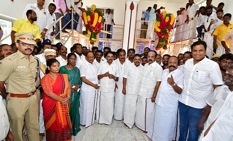 திருப்பத்தூரில் மருது சகோதரர்கள் நினைவு தினம் அனுசரிப்பு: அமைச்சர்கள், முன்னாள் அமைச்சர்கள் மரியாதை