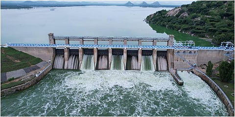 கிருஷ்ணகிரி அணையில் இருந்து விநாடிக்கு 6,792 கனஅடி நீர் திறக்கப்பட்டுள்ளதால், தென்பெண்ணை ஆற்றில் கரைபுரண்டு ஓடும் தண்ணீர்.