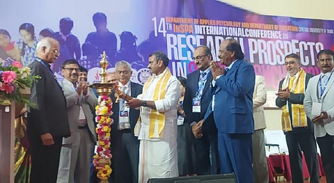 திருவாரூரில் உள்ள தமிழ்நாடு மத்திய பல்கலைக்கழகத்தில் பள்ளி உளவியலில் ஆய்வு நோக்கங்கள் குறித்த சர்வதேச கருத்தரங்கத்தை மத்திய இணை அமைச்சர் எல். முருகன் குத்துவிளக்கேற்றி தொடங்கி வைத்தார்.