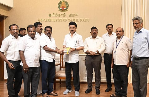 தமிழ்நாடு அரசு அலுவலர் ஒன்றிய மாநில மாநாடு - முதல்வர் ஸ்டாலின் பங்கேற்க நேரில் அழைப்பு