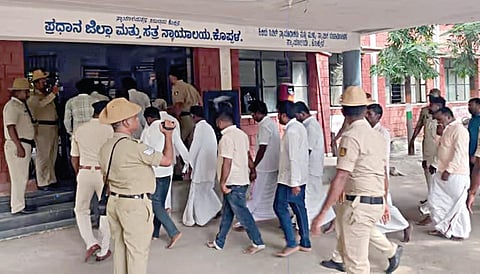 கர்நாடகாவில் கடந்த 10 ஆண்டுகளுக்கு முன்பு பட்டியலின மக்கள் மீது தாக்குதல் நடத்தப்பட்ட வழக்கில் 98 பேருக்கு ஆயுள் தண்டனையும், 3 பேருக்கு 5 ஆண்டு சிறை தண்டனையும் விதித்து நேற்று தீர்ப்பளிக்கப்பட்டது. முன்னதாக, குற்றவாளிகள் 101 பேரும் கொப்பலில் உள்ள மாவட்ட முதன்மை அமர்வு நீதிமன்றத்துக்கு நேற்று பலத்த பாதுகாப்புடன் அழைத்து வரப்பட்டனர்.