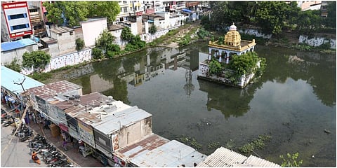 மதுரை கூடலழகர் பெருமாள் கோயில் தெப்பக்குளத்தில் கழிவுநீர் மட்டும் தேங்கி நிற்கிறது | படம்: எஸ்.கிருஷ்ணமூர்த்தி.