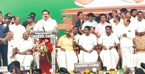 அதிமுக 53-ம் ஆண்டு தொடக்க விழா பொதுக்கூட்டம் காஞ்சிபுரம் காந்தி சாலையில் நேற்று நடைபெற்றது. இதில் பங்கேற்றுப் பேசிய கட்சியின் பொதுச் செயலாளர் பழனிசாமி.