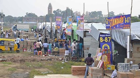 சென்னை தீவுத்திடலில் தீபாவளி பட்டாசு விற்பனை சூடுபிடித்தது