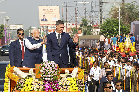 வதோதராவில் நடைபெற்ற ரோட் ஷோவில் பங்கேற்ற பிரதமர் மோடி, ஸ்பெயின் பிரதமர் பெட்ரோ சன்செஸ்