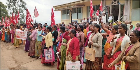 20 சதவீத போனஸ் வழங்கக் கோரி குன்னூரில் டான்டீ தலைமை அலுவலகத்தை முற்றுகையிட்ட பெண் தொழிலாளர்கள் போராட்டத்தில் ஈடுபட்டனர்.