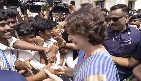 வயநாடு தொகுதிக்கு உட்பட்ட தலூர் என்ற இடத்தில் உள்ள நீலகிரி கலை அறிவியல் கல்லூரி மாணவர்களோடு உரையாடிய பிரியங்கா காந்தி