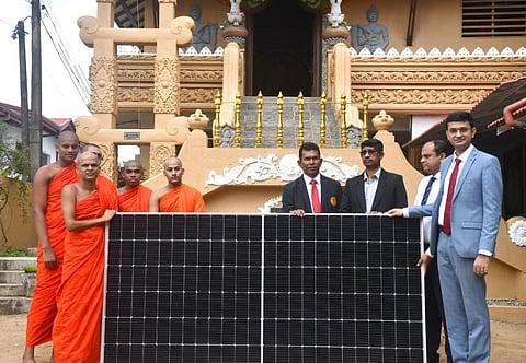 கொழும்பில் உள்ள ஹோகந்தரா பௌத்த விகாரைக்கு வழங்கப்பட்ட சோலார் பேனல்.