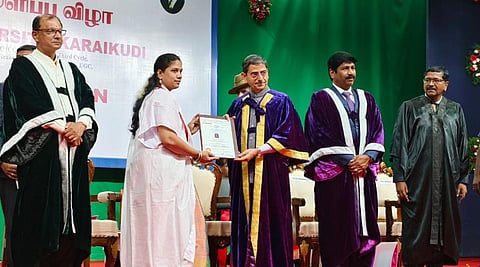 காரைக்குடி அழகப்பா பல்கலை. பட்டமளிப்பு விழாவில் மாணவர்களுக்கு பட்டங்களை வழங்கிய தமிழக ஆளுநர் ஆர்.என்.ரவி. உடன் திருச்சி இந்திய மேலாண்மை நிறுவன இயக்குநர் பவன்குமார் சிங், துணைவேந்தர் க.ரவி.