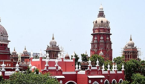 கைதிகளை மட்டுமின்றி போலீஸையும் அதிகாரிகள் வீட்டு வேலைகளை செய்ய பணிக்கக் கூடாது: ஐகோர்ட்