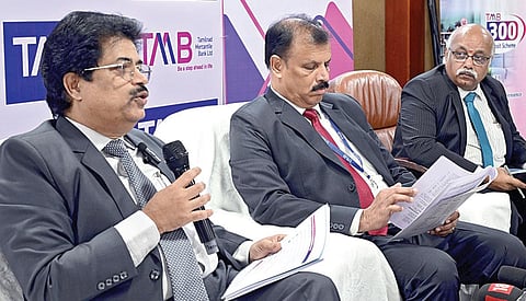 தமிழ்நாடு மெர்க்கன்டைல் வங்கி நிதிநிலை அறிக்கையை வெளியிட்டுப் பேசினார் வங்கியின் நிர்வாக இயக்குநர் மற்றும் தலைமை செயல் அதிகாரி சலீ எஸ்.நாயர். உடன், செயல் இயக்குநர் வின்சென்ட் மேனாசெரி, தலைமை நிதி அலுவலர் பி.ஏ.கிருஷ்ணன். படம்: என்.ராஜேஷ்